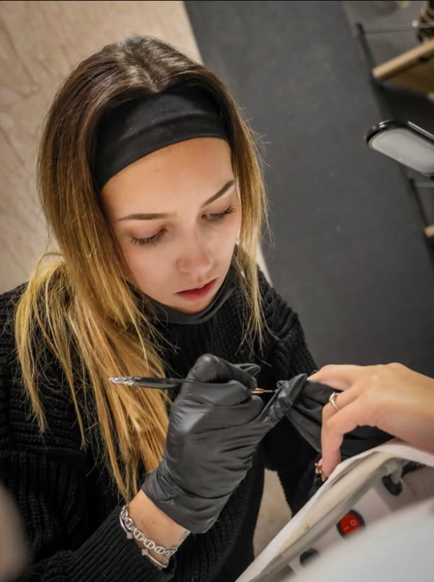 Pro en train de réaliser une pose ongles